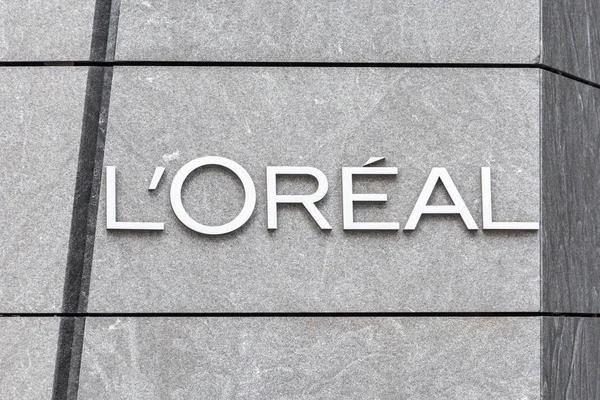 纽约,Usa - 2019年5月17日:Loreal法国个人护理公司的标志,位于纽约办事处的一栋大楼内。Loreal集团是一家活跃于化妆品和美容领域的法国公司。 — 图库照片