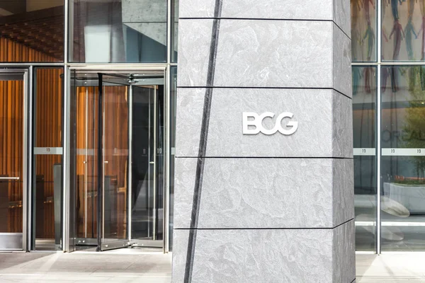 New York, Verenigde Staten-17 mei, 2019: embleem van het bedrijf BCG in de werven van Hudson in het Bureau van New York. De Boston Consulting Group BCG is management consulting firma opgericht in 1963 — Stockfoto