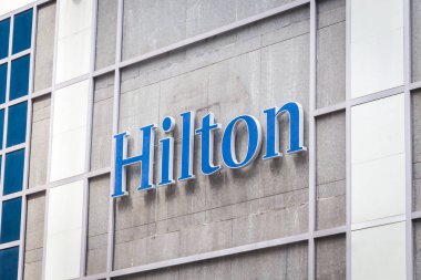New York, ABD-17 Mayıs, 2019: Hilton otelleri ve tatil köyleri logosu New York ABD 'de Hilton binasında