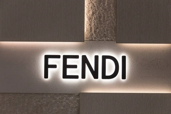 NOVA IORQUE, EUA - 17 MAIO, 2019: Logotipo da Fendi na entrada de uma loja da Fendi em Nova Iorque. Fendi é uma empresa de moda de luxo italiana internacional . — Fotografia de Stock