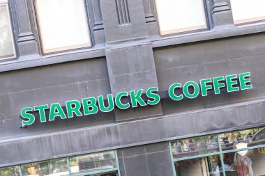 New York, ABD - 16 Mayıs 2019: Starbucks, New York'ta bir Starbucks restoranında oturum açtı. Starbucks Corporation bir Amerikan kahve şirketi ve kahvehane zinciri