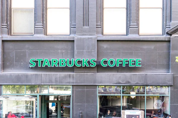 NUEVA YORK, EE.UU. - 16 DE MAYO DE 2019: Starbucks firma en un restaurante de Starbucks en Nueva York. Starbucks Corporation es una empresa estadounidense de café y cadena de cafeterías — Foto de Stock