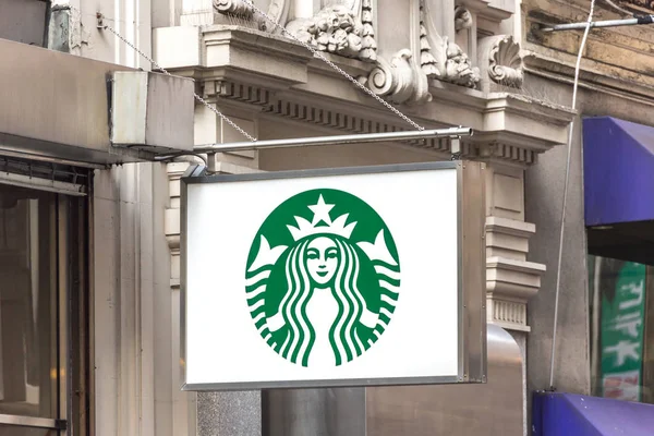 NUEVA YORK, EE.UU. - 16 DE MAYO DE 2019: Starbucks firma en un restaurante de Starbucks en Nueva York. Starbucks Corporation es una empresa estadounidense de café y cadena de cafeterías — Foto de Stock