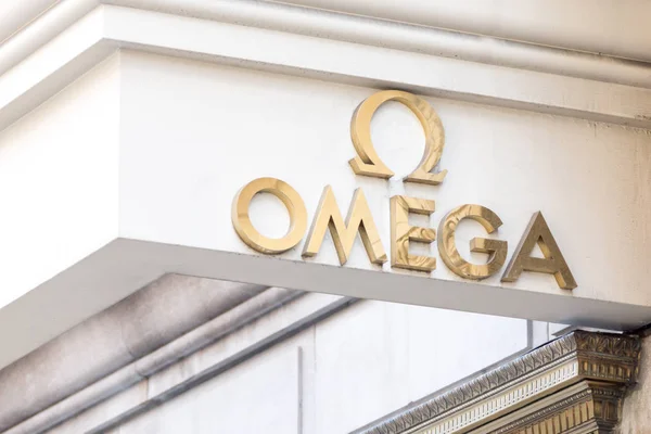 MELBOURNE AUSTRALIA - 24 de mayo de 2014: OMEGA watch logo - OMEGA es un relojero de lujo suizo con sede en Bienne Suiza — Foto de Stock