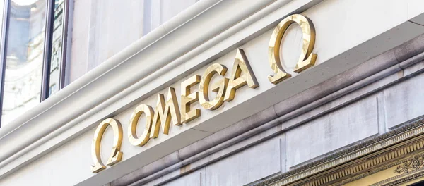 MELBOURNE AUSTRALIA - 24 de mayo de 2014: OMEGA watch logo - OMEGA es un relojero de lujo suizo con sede en Bienne Suiza — Foto de Stock