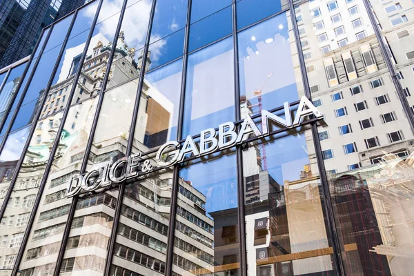 NUEVA YORK, EE.UU. - 15 DE MAYO DE 2019: Tienda Dolce y Gabbana en Nueva York. Es una casa de moda de la industria de lujo. Fue iniciado por los diseñadores italianos Domenico Dolce y Stefano Gabbana — Foto de Stock