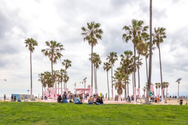 Los Angeles, ABD-11 Mayıs, 2019: Los Angeles Venedik Plajı okyanus cephesi yürüyüş. Kaliforniya 'da ünlü plaj