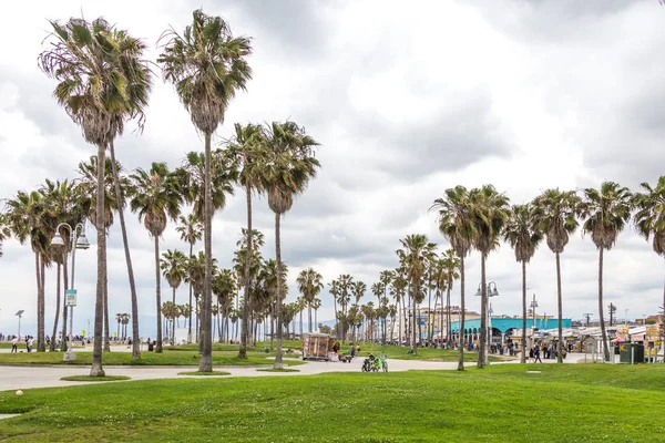 Los Angeles, Verenigde Staten-11 mei, 2019: Ocean Front Walk van Venice Beach in Los Angeles. Beroemd strand in Californië — Stockfoto