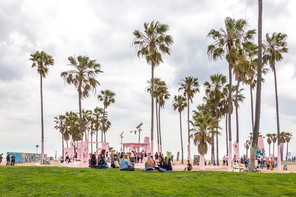 ЛОС-АНДЖЕЛЕС, США - 11 МАЯ, 2019: Ocean Front Walk of Venice Beach в Лос-Анджелесе. Знаменитый пляж в Калифорнии — стоковое фото