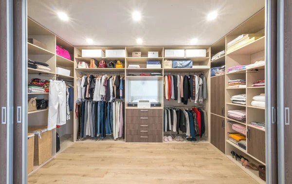 Gran armario con ropa diferente para vestidor —  Fotos de Stock