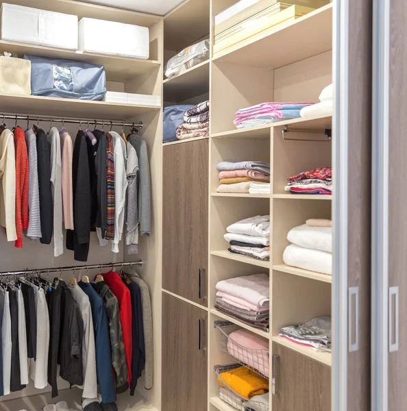 Большой шкаф с различной одеждой для гримерки — стоковое фото