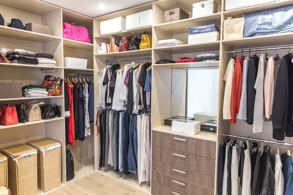 Gran armario con ropa diferente para vestidor — Foto de Stock