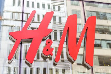 New York - Yaklaşık Mart 2016: H ve M logosunun yakın çekim. H ve M Hennes ve Mauritz Ab, hızlı moda giyim ile ünlü İsveçli çokuluslu perakende giyim şirketidir.