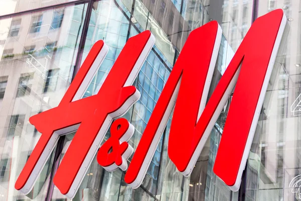 NUEVA YORK - CIRCA MARZO 2016: primer plano del logo H y M. H and M Hennes and Mauritz AB es una multinacional sueca de ropa al por menor, conocida por su ropa de moda rápida. — Foto de Stock