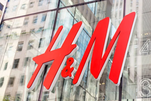 NUEVA YORK - CIRCA MARZO 2016: primer plano del logo H y M. H and M Hennes and Mauritz AB es una multinacional sueca de ropa al por menor, conocida por su ropa de moda rápida. — Foto de Stock