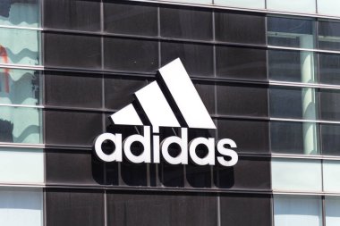 New York, ABD-Mayıs 16, 2019: Manhattan, New York 'ta bir mağaza ön Adidas logosu