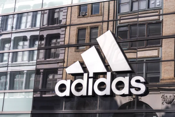 NUEVA YORK, EE.UU. - 16 DE MAYO DE 2019: logotipo de Adidas en una tienda en Manhattan, Nueva York — Foto de Stock