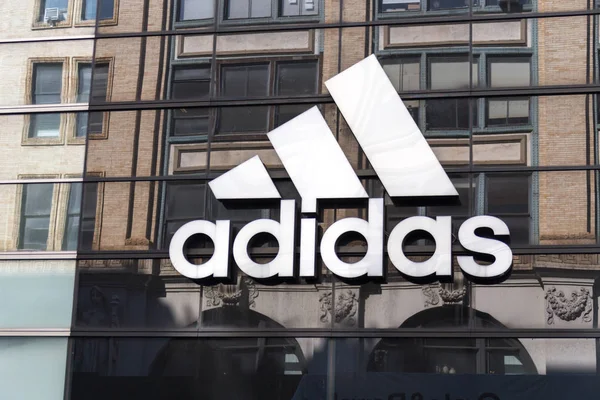 NUEVA YORK, EE.UU. - 16 DE MAYO DE 2019: logotipo de Adidas en una tienda en Manhattan, Nueva York — Foto de Stock