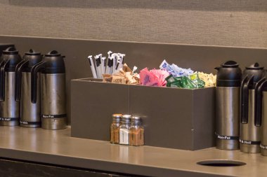 New York, Abd - 15 Mayıs 2019: Starbucks kafede Straws ve şeker ile sayaç gitmek için almak için