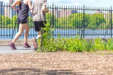 New York, ABD-15 Mayıs, 2019: Jogger New York 'ta Central Park rezervuar boyunca çalışan. Central Park, yıl boyunca aktif insanlarla doludur..
