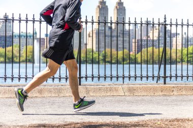 New York, ABD-15 Mayıs, 2019: Jogger New York 'ta Central Park rezervuar boyunca çalışan. Central Park, yıl boyunca aktif insanlarla doludur..