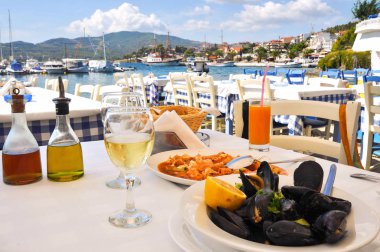 Yunanistan tatil beldesinde bir Yunan restoranında deniz ürünleri akşam yemeği