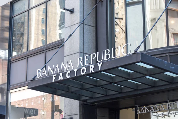 NUEVA YORK, EE.UU. - 17 DE MAYO DE 2019: Una vista exterior de una tienda de Banana Republic en la ciudad de Nueva York — Foto de Stock