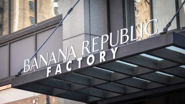 Нью-Йорк, США-17 травня, 2019: зовнішня думка про роздрібний магазин бананової Республіки в Нью-Йорку — стокове фото