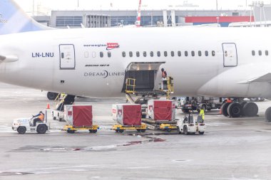 Moskova, Rusya - 09 Mayıs 2019: Sheremetyevo havaalanında yoğun bir gün. Uçuş öncesi uçağın hazırlanması, kargo yüklerinin yüklenmesi