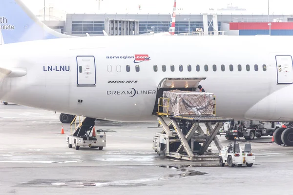 MOSCOW, RUSSIA - 09 MAY, 2019: Busy day at the Sheremetyevo airport. Preparation of the airplane before flight, loading cargo — Stock Photo, Image