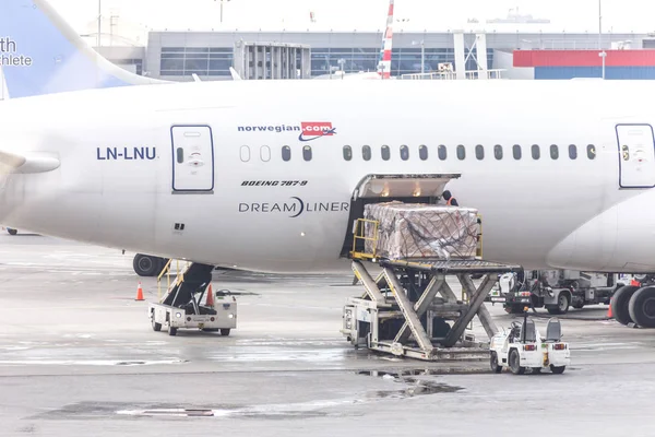 Moskva, Rusko-09 květen, 2019: rušný den na letišti v Sheremetyevo. Příprava letadla před letem, nakládka nákladu — Stock fotografie