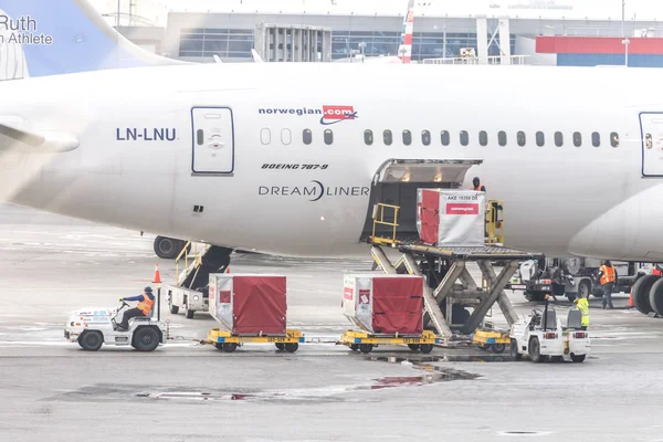 MOSCOW, RUSIA - 09 MAY, 2019: Día ocupado en el aeropuerto de Sheremetyevo. Preparación del avión antes del vuelo, carga de carga —  Fotos de Stock