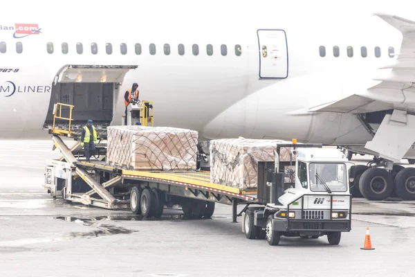 Moskou, Rusland-09 mei, 2019: drukke dag op de luchthaven Sheremetyevo. Voorbereiding van het vliegtuig voor de vlucht, laden lading — Stockfoto