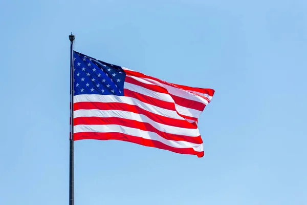 Amerikanische Flagge am blauen Himmel auf dem wnd — Stockfoto