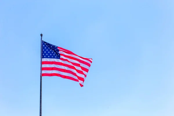 Amerikanische Flagge am blauen Himmel auf dem wnd — Stockfoto