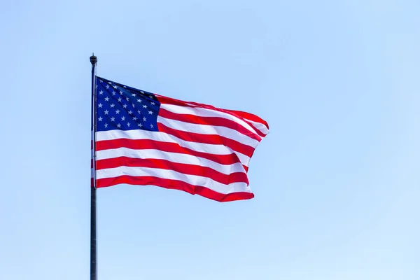 Amerikanische Flagge am blauen Himmel auf dem wnd — Stockfoto