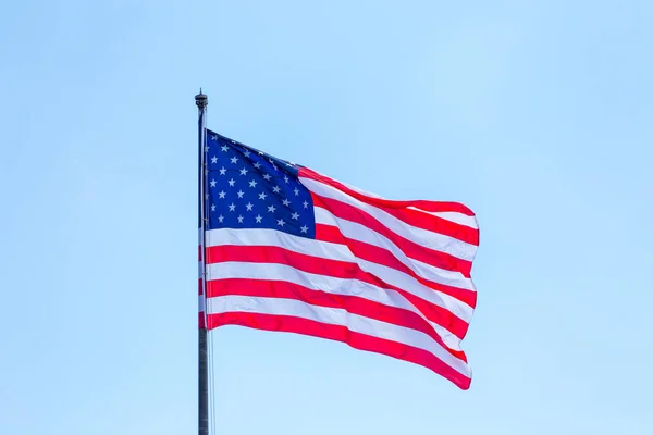 Amerikanische Flagge am blauen Himmel auf dem wnd — Stockfoto