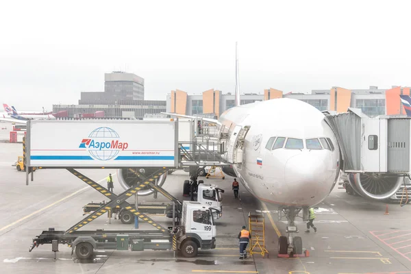 MOSCOW, RUSIA - 09 MAY, 2019: Día ocupado en el aeropuerto de Sheremetyevo. Preparación del avión antes del vuelo, carga de carga — Foto de Stock