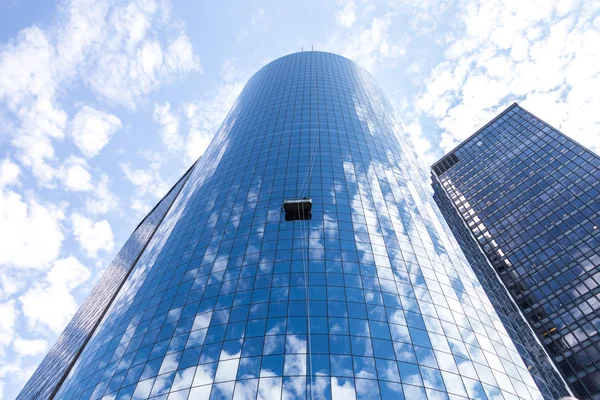 New York, ABD - 16 Mayıs 2019: Modern gökdelenin camlarını yıkanan iki temizlikçi