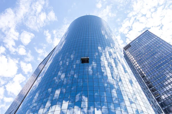 New York, ABD - 16 Mayıs 2019: Modern gökdelenin camlarını yıkanan iki temizlikçi