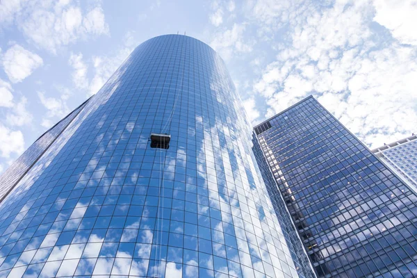 New York, ABD - 16 Mayıs 2019: Modern gökdelenin camlarını yıkanan iki temizlikçi