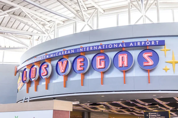 LAS VEGAS, NEVADA, USA - 13 พฤษภาคม ค.ศ. 2019: ผู้คนเล่นเครื่องสล็อตที่สนามบินนานาชาติแมคคาเรน ใต้ป้ายต้อนรับสู่ลาสเวกัส — ภาพถ่ายสต็อก