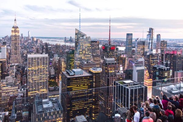 Туристична люди, що приймають знімки з даху хмарочос Манхеттена — стокове фото