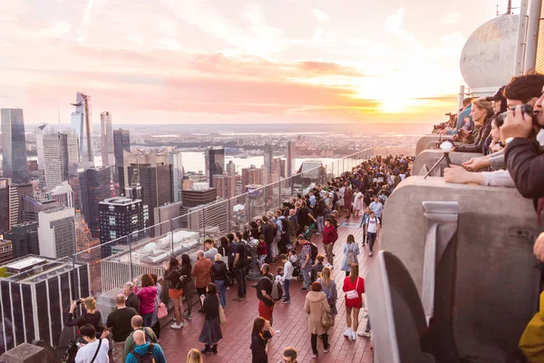 Les touristes prenant des photos depuis le toit sur le gratte-ciel de Manhattan — Photo