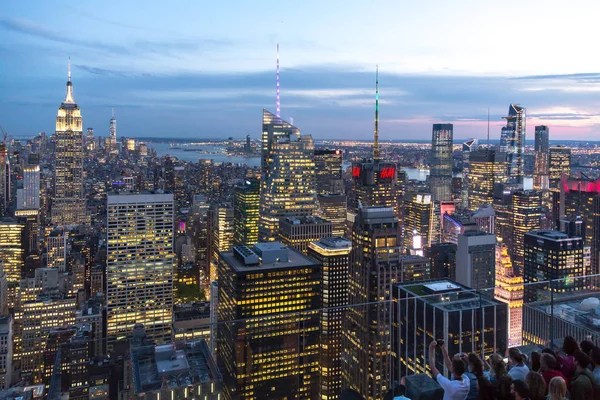 Turistas tomando fotos desde la azotea del rascacielos de Manhattan — Foto de Stock