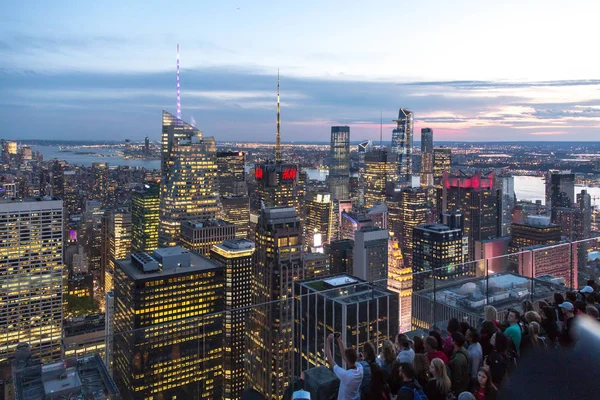 Туристична люди, що приймають знімки з даху хмарочос Манхеттена — стокове фото