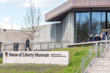 New York, Ny, ABD - 16 Mayıs 2019: Özgürlük Adası'ndaki açılış gününde Özgürlük Heykeli Müzesi, Ny USA