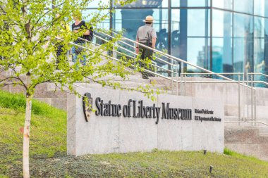 New York, Ny, ABD - 16 Mayıs 2019: Özgürlük Adası'ndaki açılış gününde Özgürlük Heykeli Müzesi, Ny USA