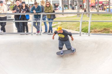 Los Angeles, California, Abd - 11 Mayıs 2019: Los Angeles, Kaliforniya'daki popüler Venedik plaj kaykay parkında beton rampalar ve palmiye ağaçları