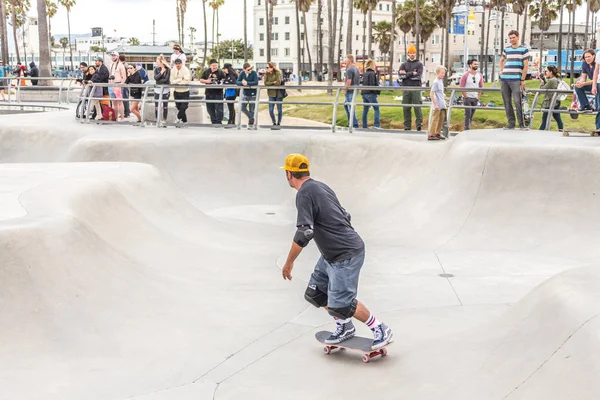 LOS ÁNGELES, CALIFORNIA, Estados Unidos - 11 de mayo de 2019: Rampas de hormigón y palmeras en el popular parque de skate de playa de Venecia en Los Ángeles, California — Foto de Stock